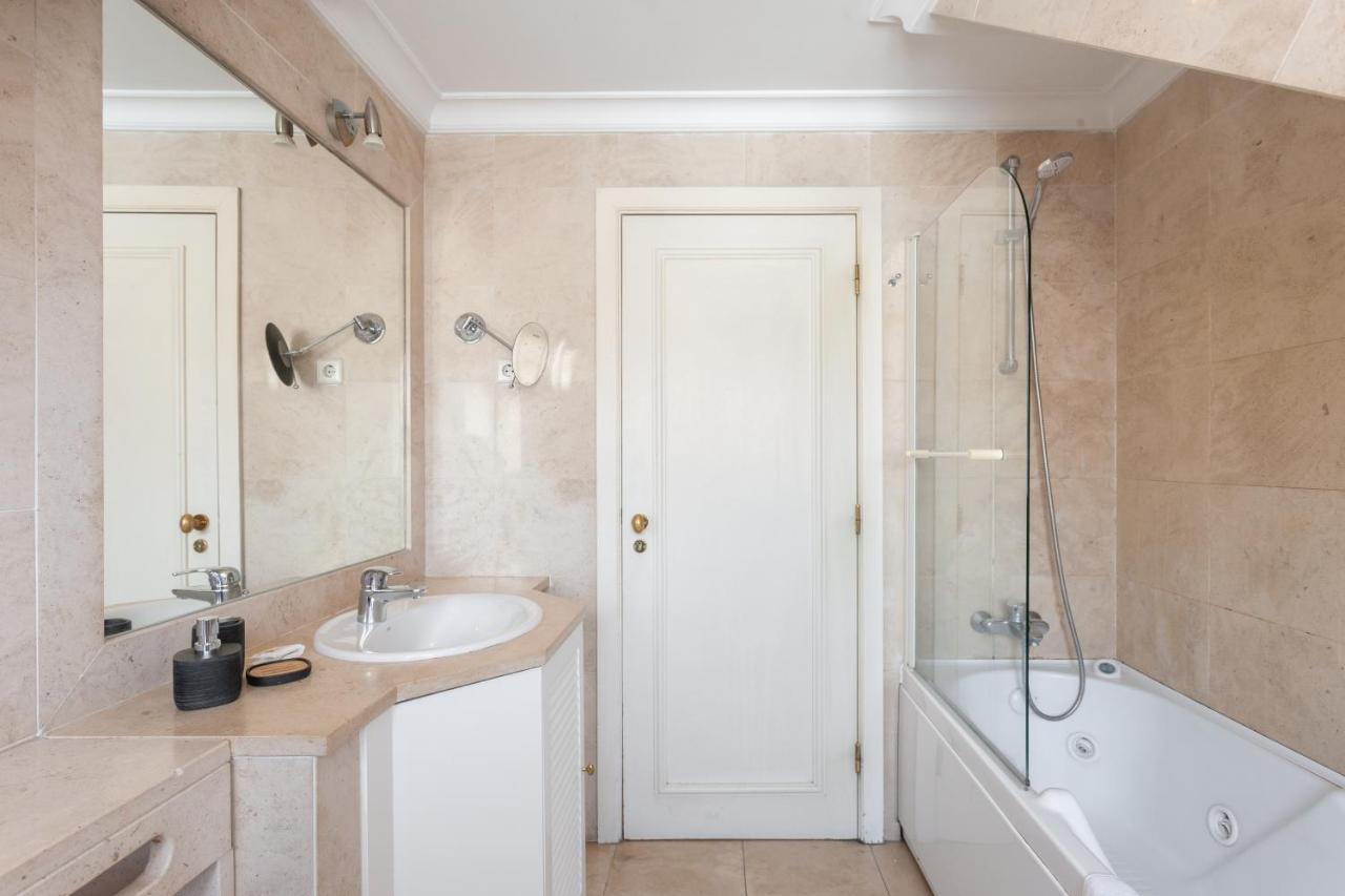 Flh Chic Chiado Exotic Spacious Residence Lisbona Esterno foto